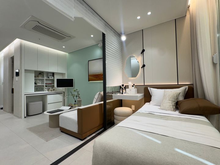 거실과 침실이 유리 중문으로 나뉜 2인 1실 내부
